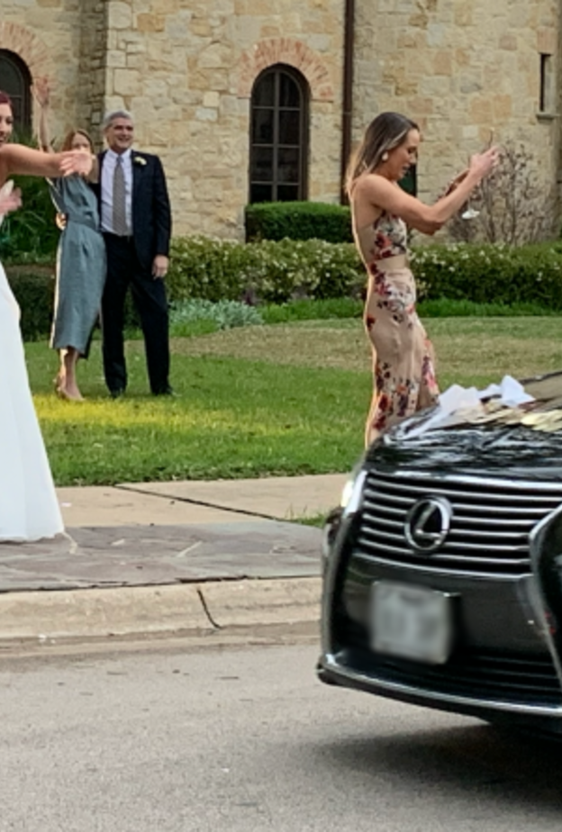 حفل زفاف في زمن كورونا ومفاجئة مبهرة من المهنئين للعروسين