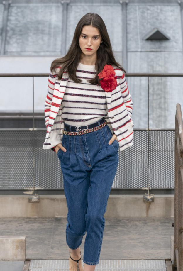 أضافت دار chanel الكسرات عند الخصر