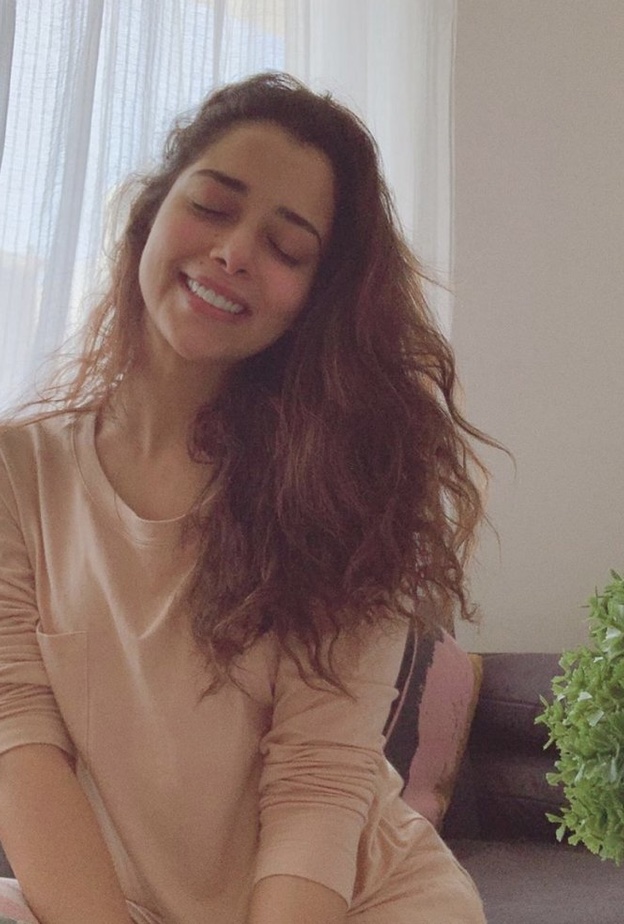 تطل بلقيس فتحي بدون مكياج وببشرة مشعة خلال الحجر المنزلي