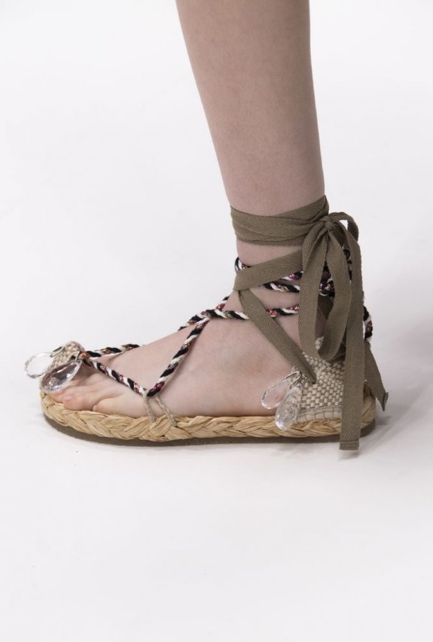 صنادل القش احدث موضة في صيف 2020 من J.W. Anderson.jpg