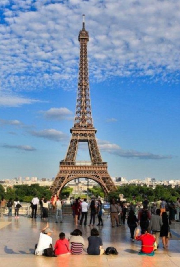 برج ايفيل قبل تفشي الفيروس