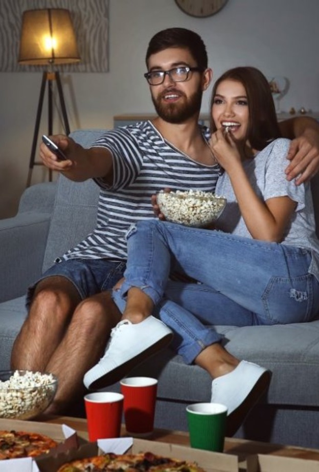 أجواء السينما للاستمتاع بشهر العسل اثناء الحجر المنزلي