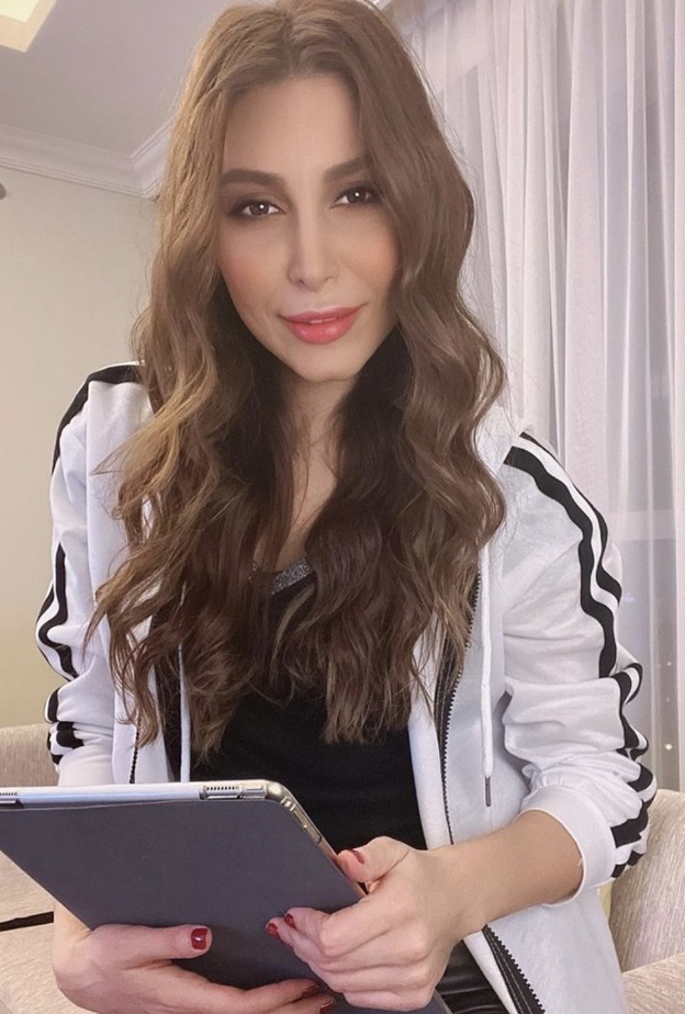 حفزت يارا متابعيها على البقاء في المنزل من خلال حفلها الغنائي البسيط عبر الانترنت