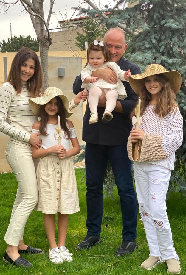  تألقت نانسي بلوك كاجول تألف من كنزة بياقة عالية وسروال أبيض قصير