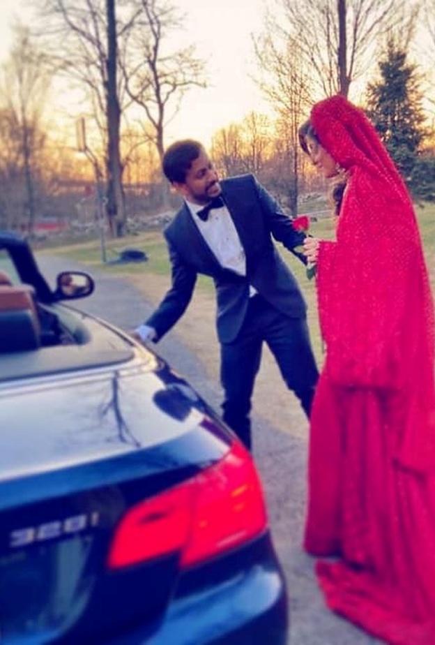 ودعت العروس عريسها بعد مراسيم حفل الزفاف الصغير للعودة الى المستشفى و مكافحة وباء كورونا