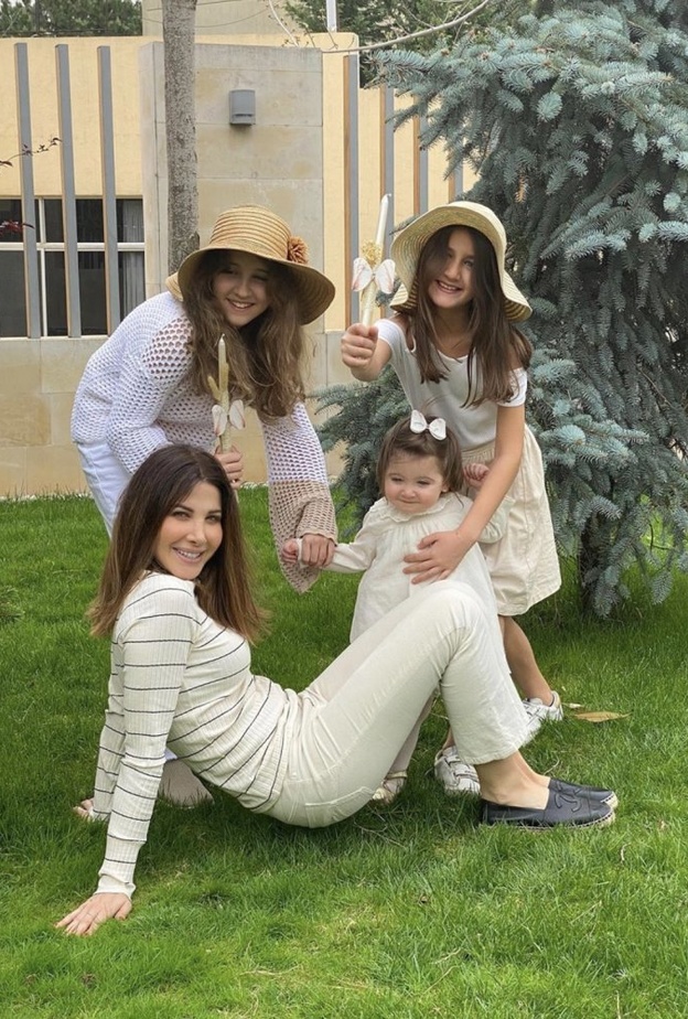 صورة لطيفة تجمع بين نانسي عجرم وبناتها