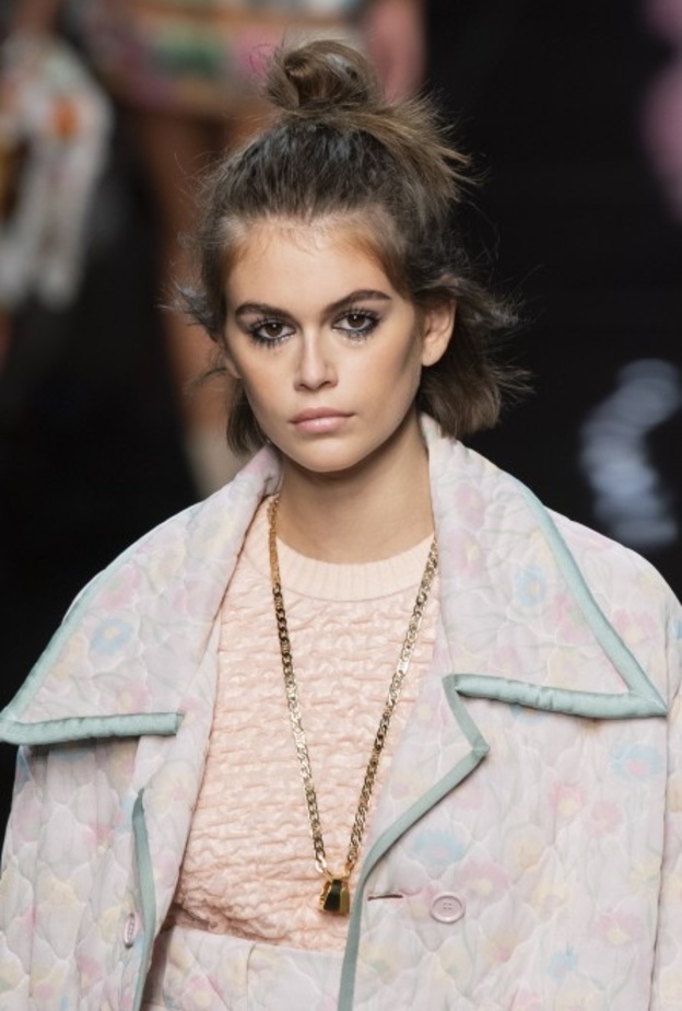  تسريحات شعر مرفوعة مع الكعكة أثناء الرياضة المنزلية من Fendi