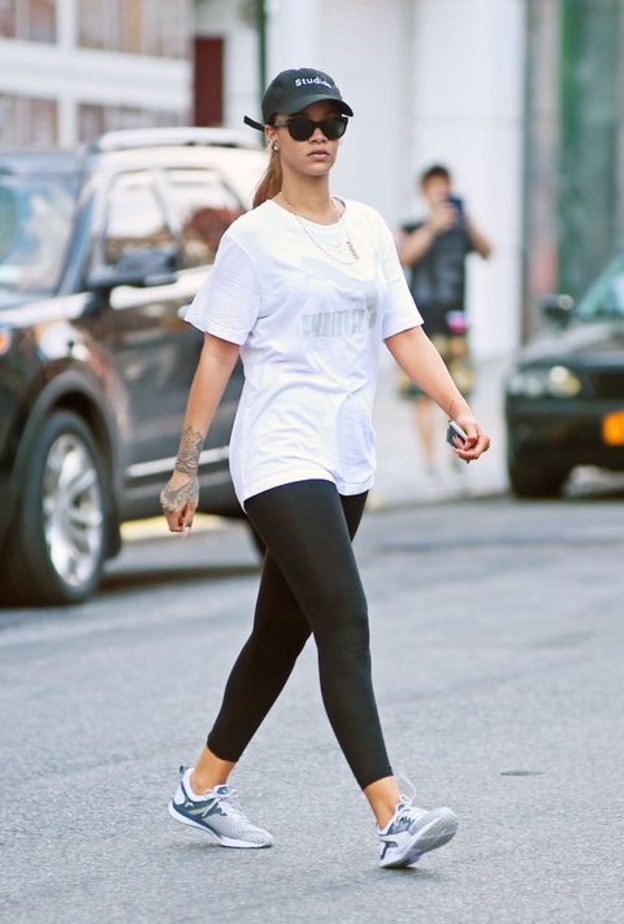 ريهانا في اطلالة رياضية مريحة