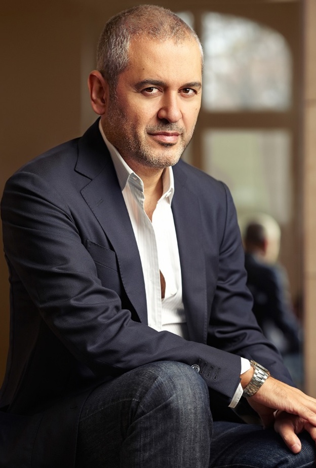  المصمم اللبناني العالمي إيلي صعب