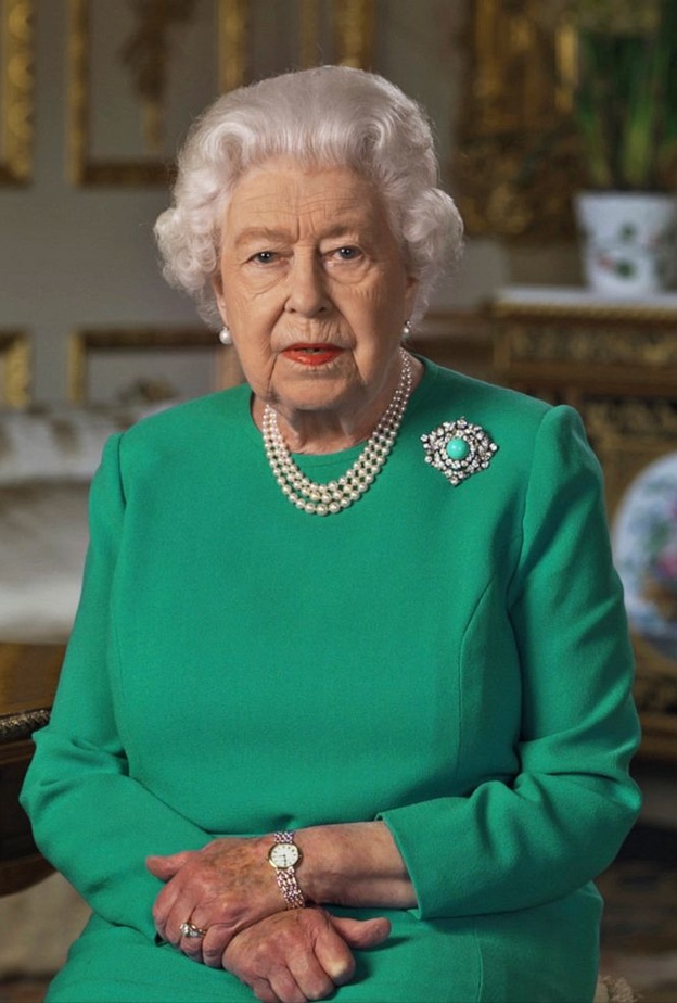  تألقت الملكة اليزابيت باللون الأخضر في تسجيل الفيديو الذي توجّهت فيه للبريطانيين