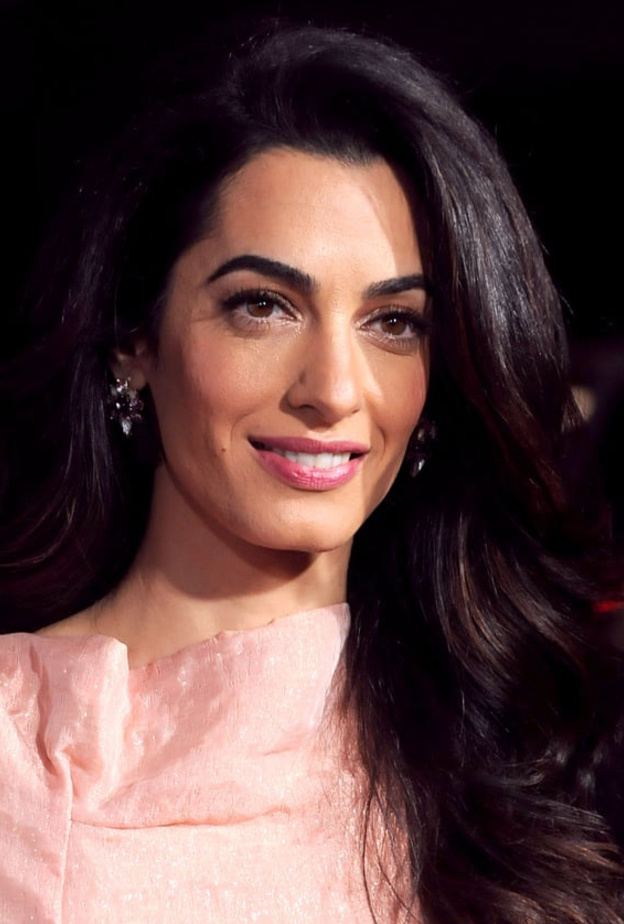  مكياج ناعم وكلاسيكي مستوحى من أمل كلوني أثناء اجتماعاتك عبر الانترنت