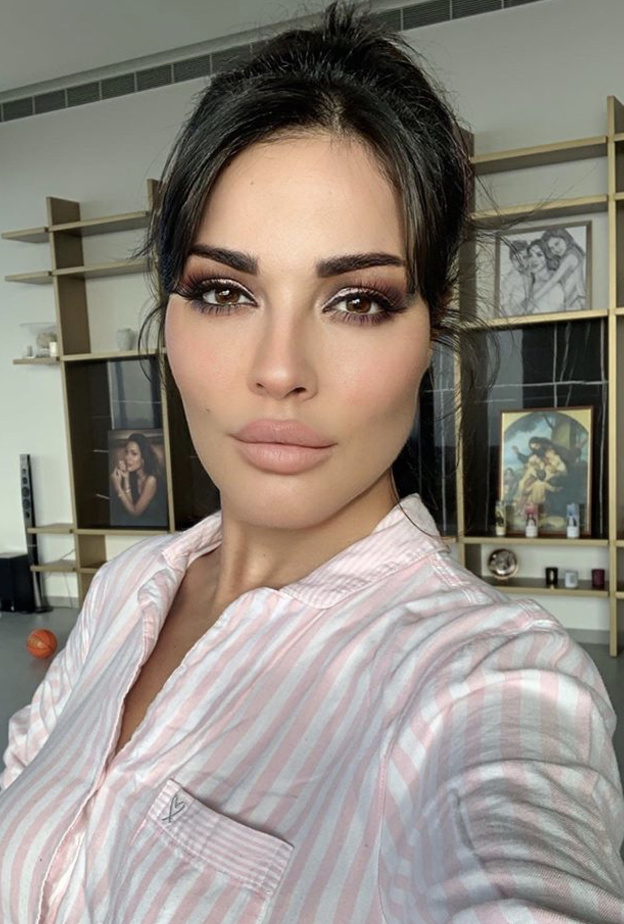 نادين نجيم تطل من الحجر المنزلي بمكياج كامل من باب التغيير