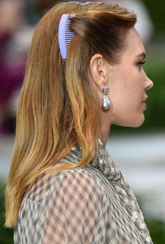 اكسسوارات شعر شبابية مع االمشط العصري من Tory Burch