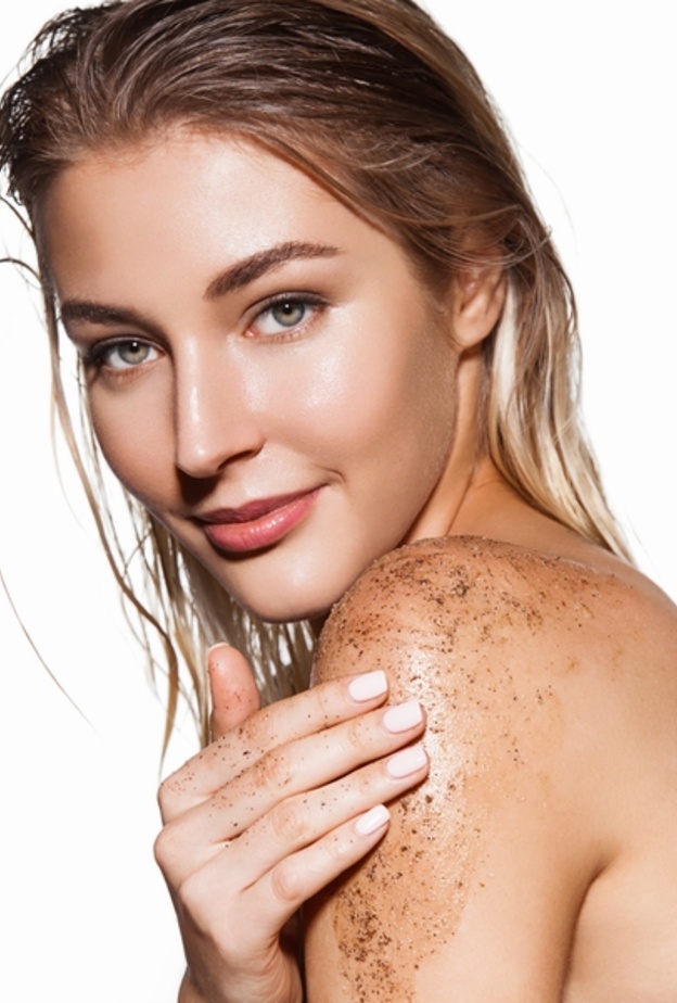 طريقة عمل مقشر جوز الهند والسكر لصنفرة الجسم في الحجر المنزلي