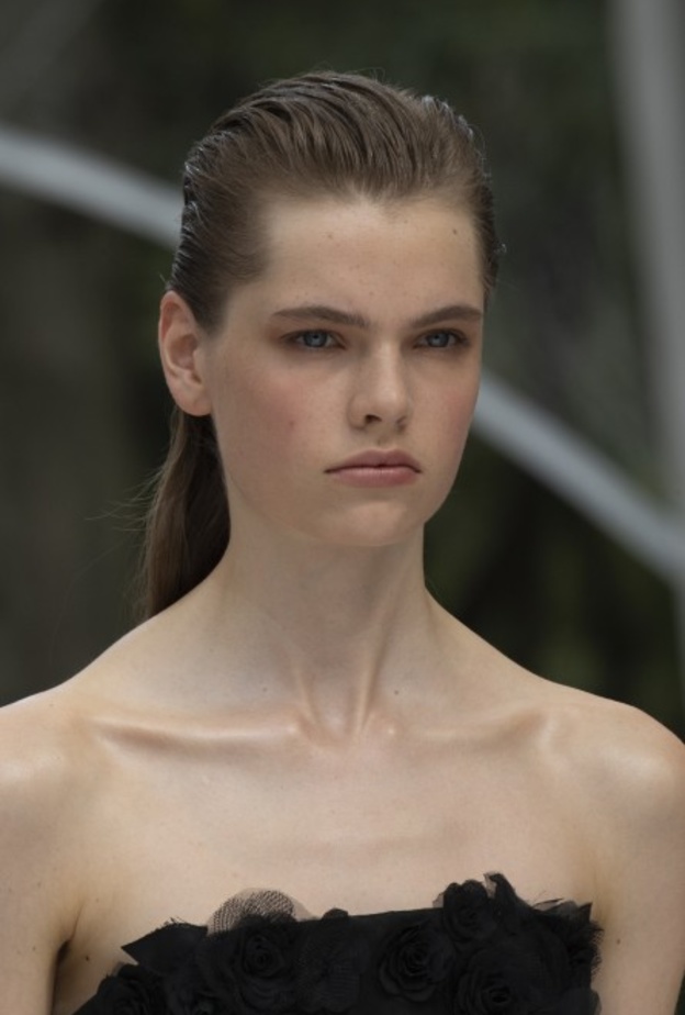 يمكنك تطبيق تسريحة الشعر المبللة بالشكل الذي يناسب وجهك