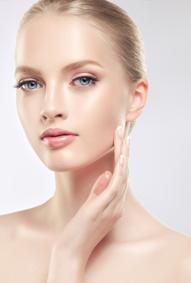  خففي من التوتر أثناء الحجر المنزلي بتدليك وجهك