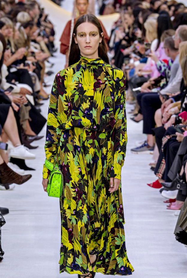 فساتين ربيعية مشجرة وهندسية من Valentino.jpg