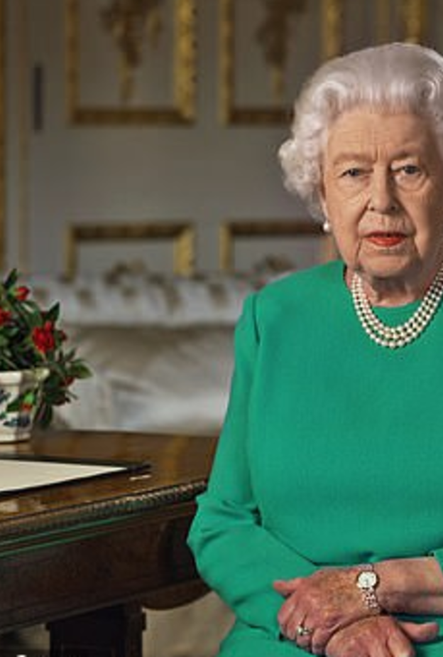 حكاية بروش "الأمل" الذي ارتدته الملكة إليزابيث في خطابها الأخير