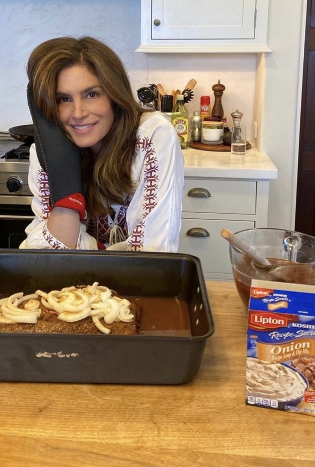 سيندي كروفورد تحضر أشهى أطباق الطعام خلال الحجر الصحي