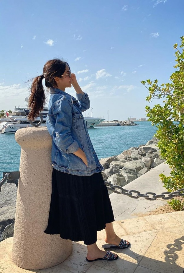  جاكيتات الجينز الواسعة مع التنانير الطويلة بأسلوب اسيل عمران