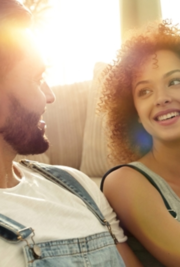 10 تصرفات تفضح إعجاب المرأة بالرجل