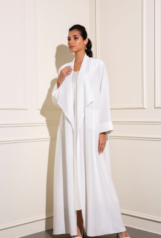  اطلالة راقية وبسيطة بعباية بقصة البليزر باللون الأبيض من عفّة الدباغ