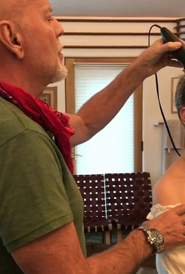 بروس ويليس يحلق شعر ابنته 