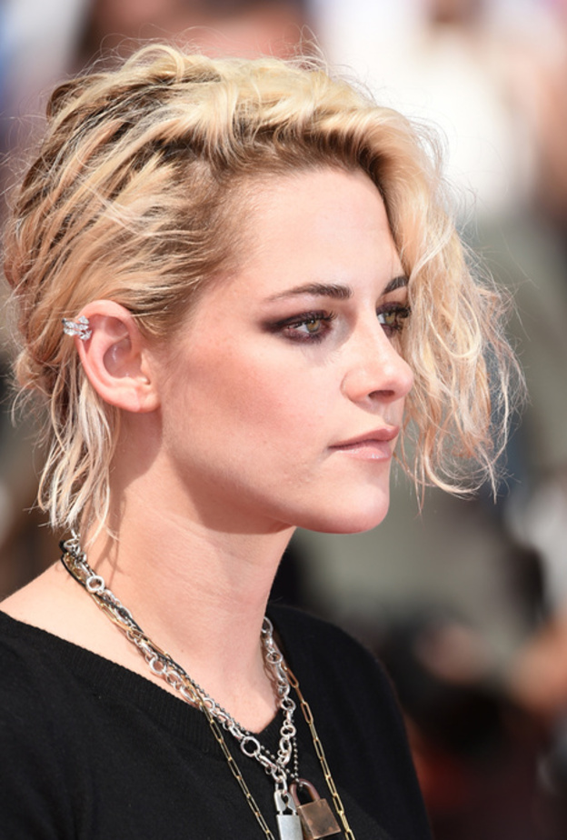  أناقة كريستين ستيوارت بأقراط cuff من الماس