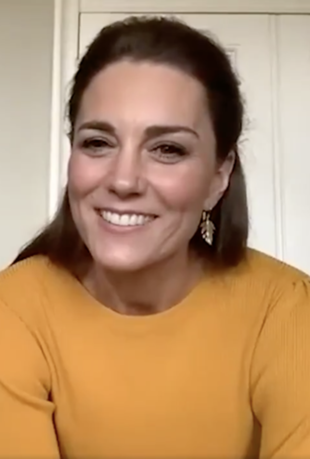 زيّنت الإطلالة بأقراط ذهبية من تصميم Catherine Zoraida