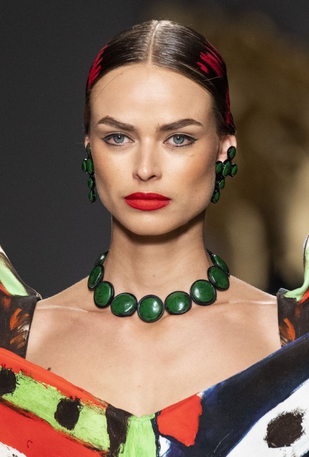 طريقة عمل كونتور الشفاه الأحمر المات من Moschino