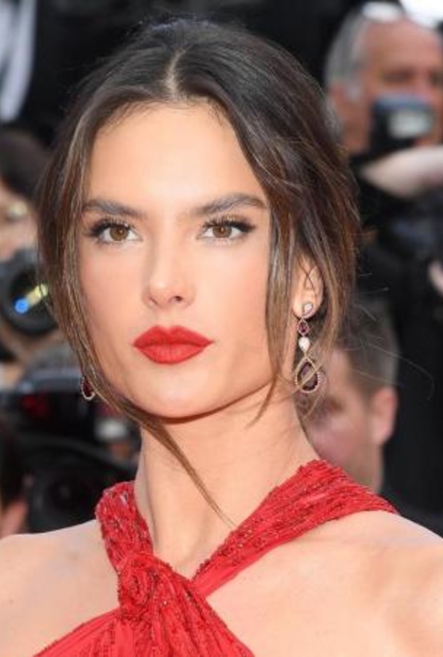 إطلالات ساحرة اختارتها أليساندرا أمبروسيو