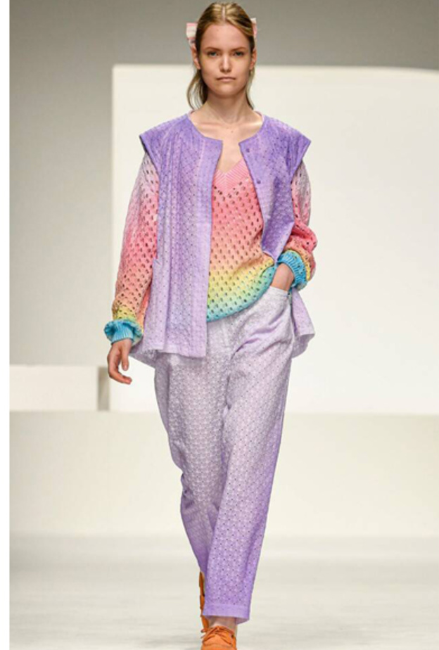 صيحات البناطيل البنفسجية الواسعة