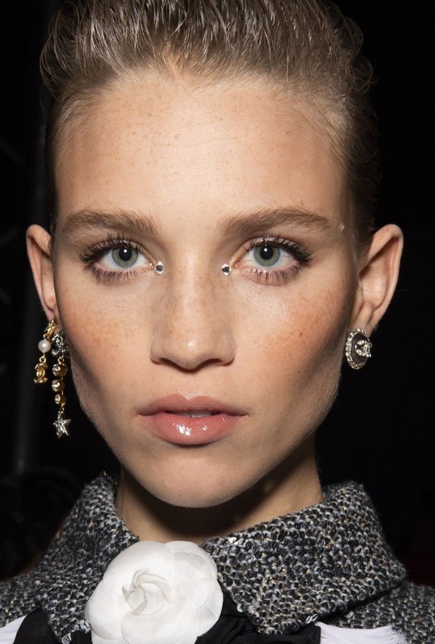 مكياج طبيعي مع البلاشر لاخفاء الوجه الشاحب اثناء الحجر المنزلي