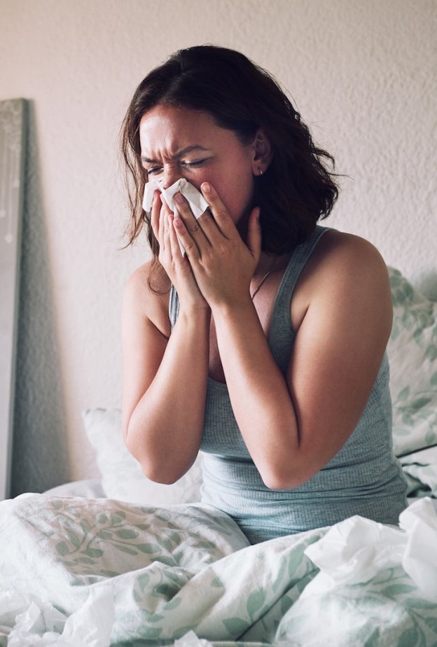 أعراض الحساسية الموسمية تتحسن مع الرعاية على عكس أعراض كورونا