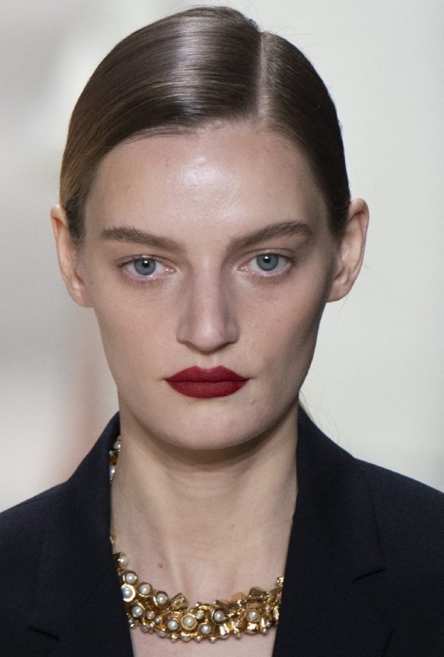 طريقة عمل مكياج الشفايف الدائم بالخطوات في الحجر المنزلي من دار Jil Sander