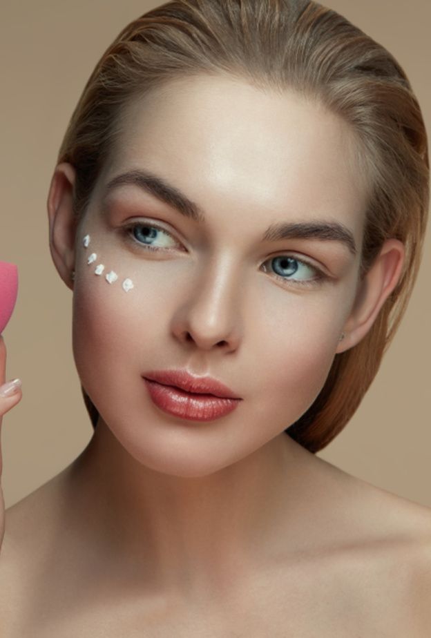  ضعي الهايلايتر على خديك لمنح بشرتك اشراقاً خاصاً