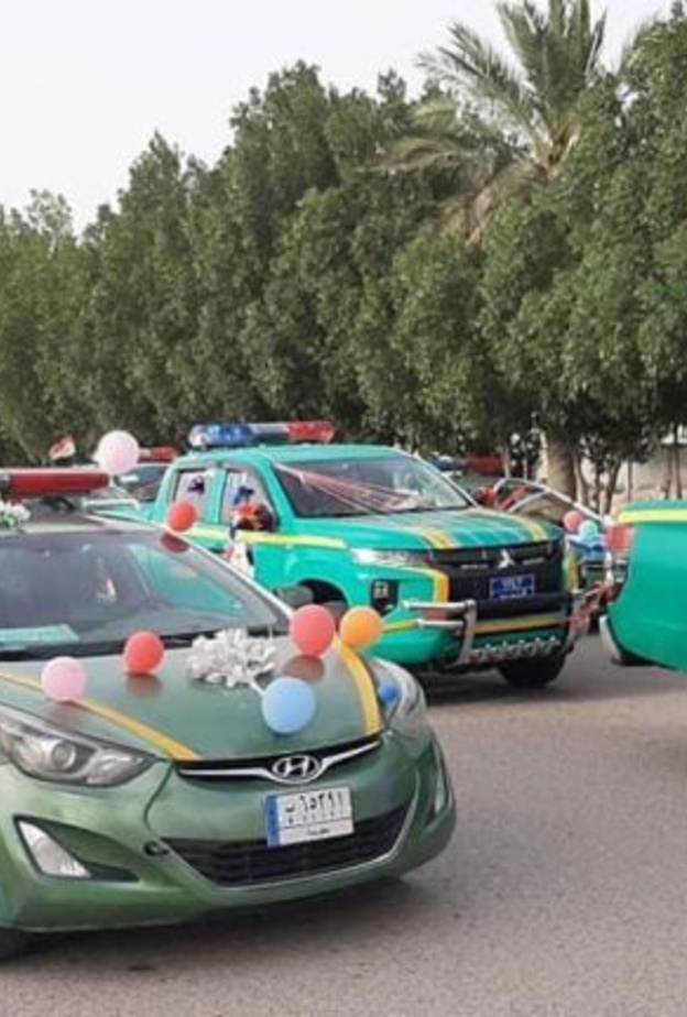  الشرطة العراقية قامت بتزيين السيارات لموكب العروسين