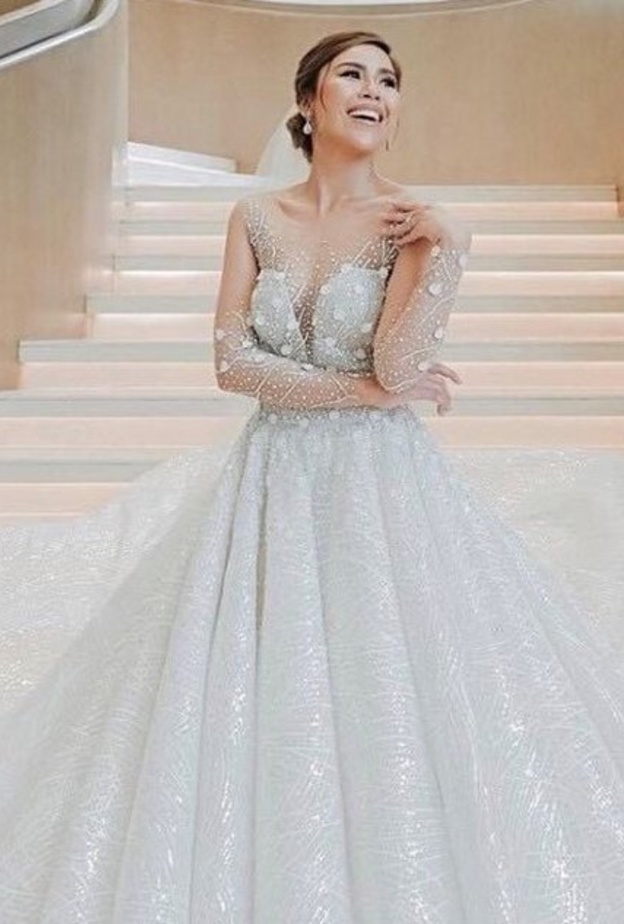  العروس تينجوي وهي مرتدية فستان الزفاف الذي قررت بيعه