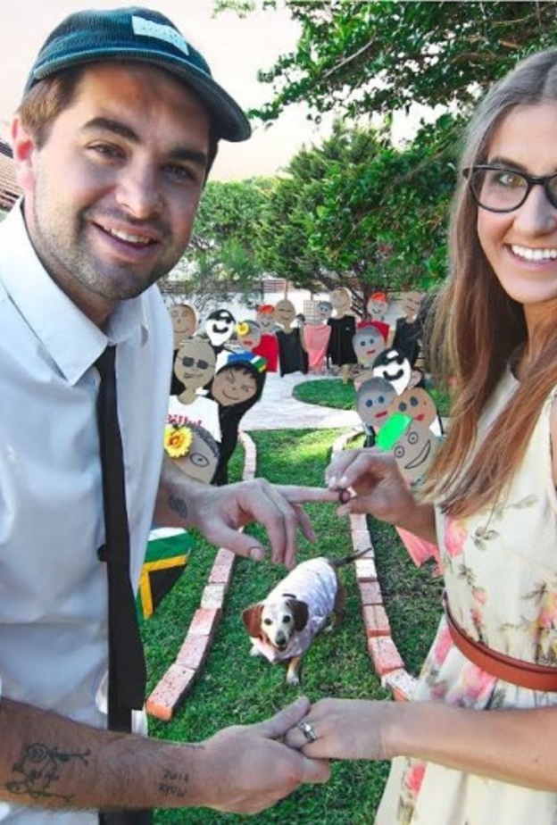 العروسان مع ضيوفهما الكرتونية