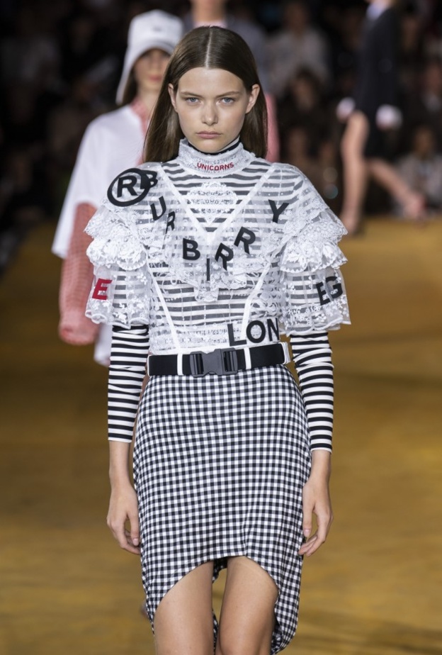  اطلالة من تصميم burberry