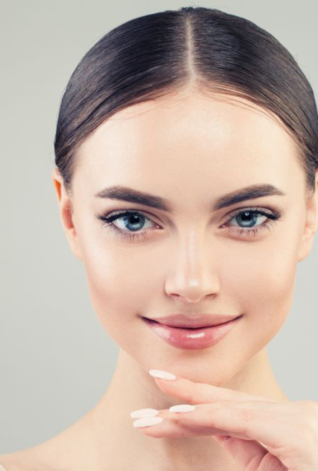 خلطات طبيعية لملئ فراغات الحواجب وتكثيف الشعر