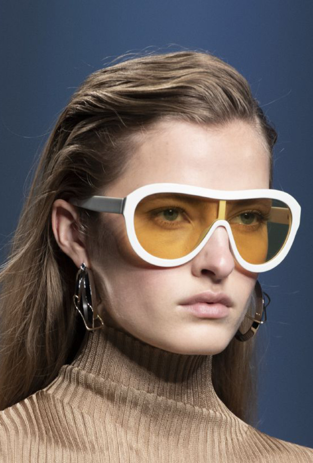 اكسسوارات النظارات الشمسية لارتدائها في حديقة المنزل من Boss