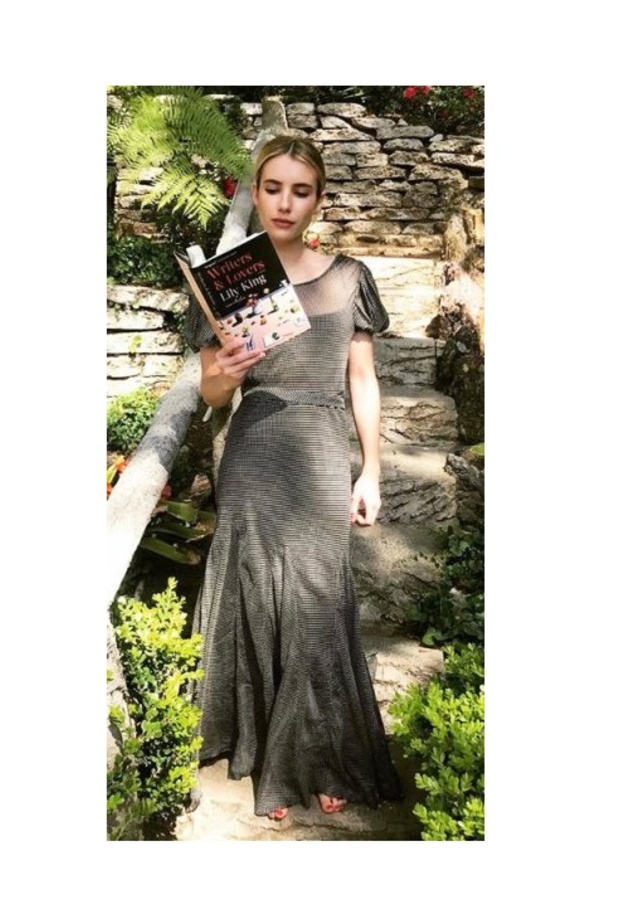 اطلالة EMMA ROBERTS بموضة الجينز الكلاسيكي مع الكنزة الصوفية العصرية باللون البيج