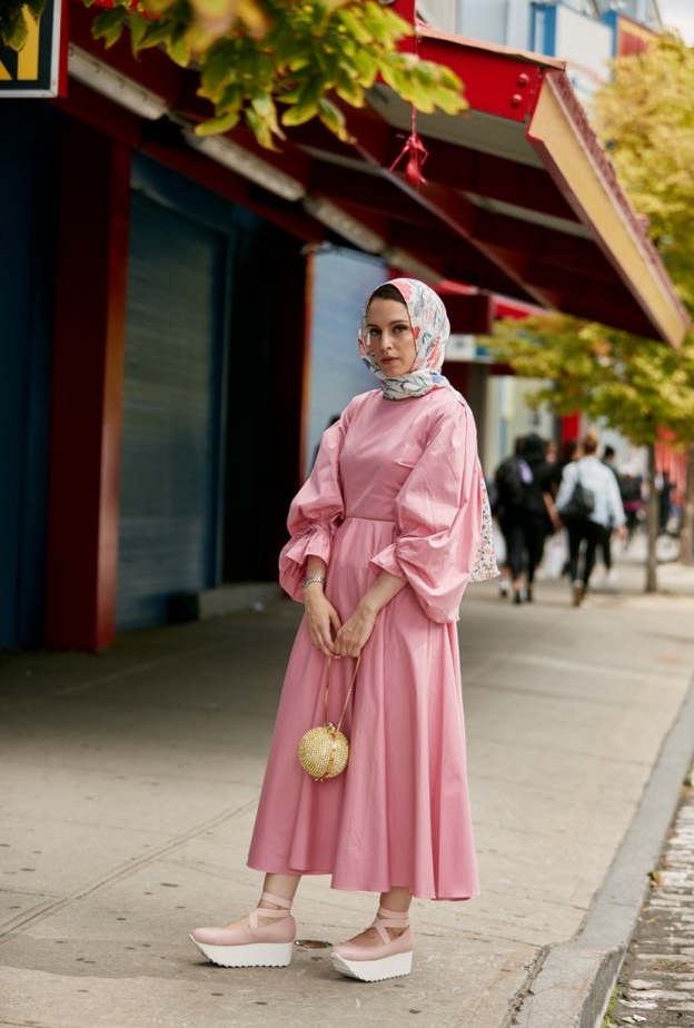 إطلالات مريحة بالزهري من وحي فيديو اليسا وهيفا الجديد