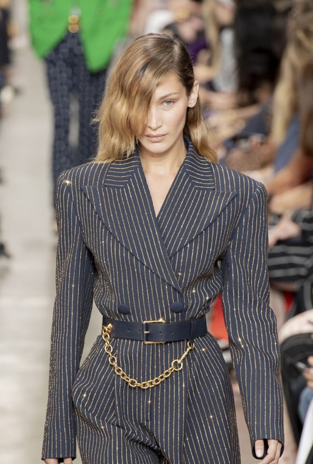 اكسسوارات الحزام الجلدي مع السلاسل الذهبية من Michael Kors