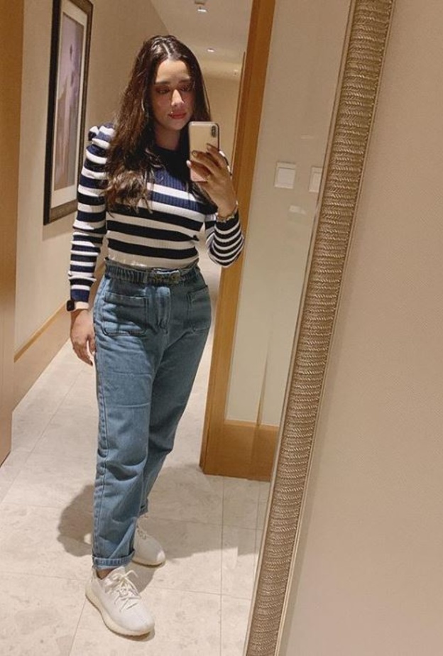  الجينز الخصر العالي مع الكنزة بنقشة المقلّم