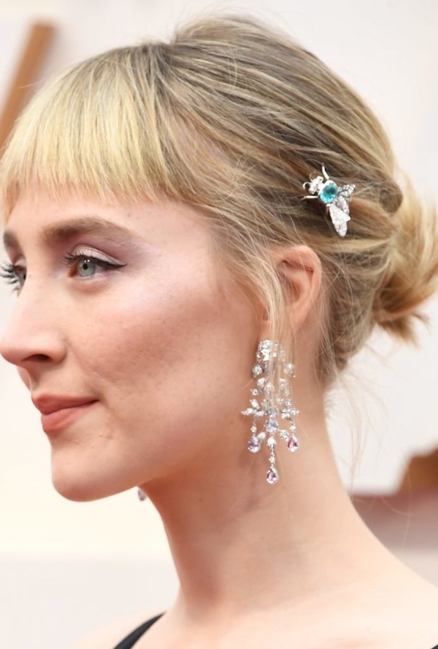 أناقة سيرشا رونان بأقراط واكسسوار للشعر من غوتشي Gucci