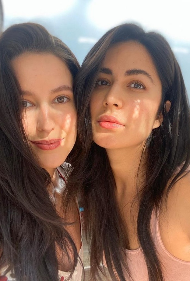 كاترينا كيف وشقيقتها بقمصان متشابهة