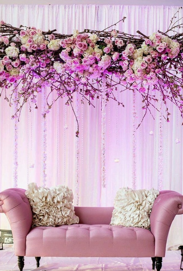 كوشة زفاف ميزنة بالاضاءة الجميلة مع الزهور