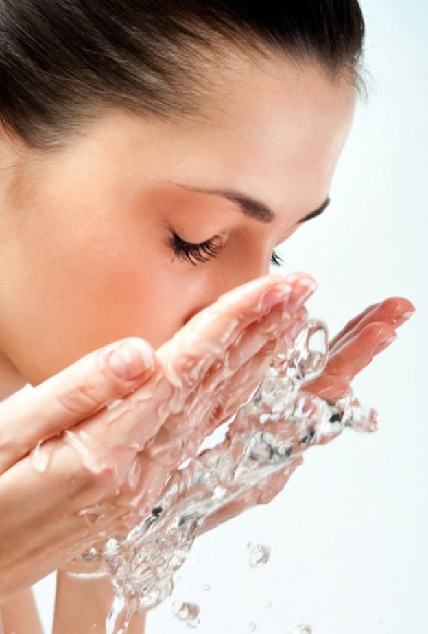غسل العيون بالماء أول طرق الإسعافات الأولية لدخول الكلور